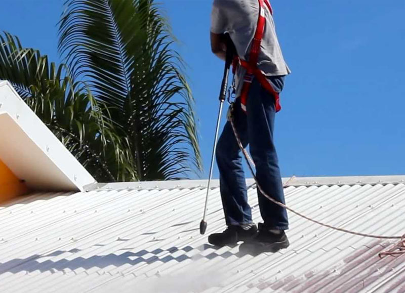 Étanchéité toiture - CMG RENOV 974 dans l'île de la réunion 974. Travaux de nettoyage toitureet application d’un anti-mousse curatif et préventif. Vérification de l’étanchéité de la toiture + resserrage des boulons + traitement de la rouille. Application d’une peinture hydrofuge et thermorégulateur pour toiturequi apporte une étanchéité et une réduction de température sous tôle de -17°