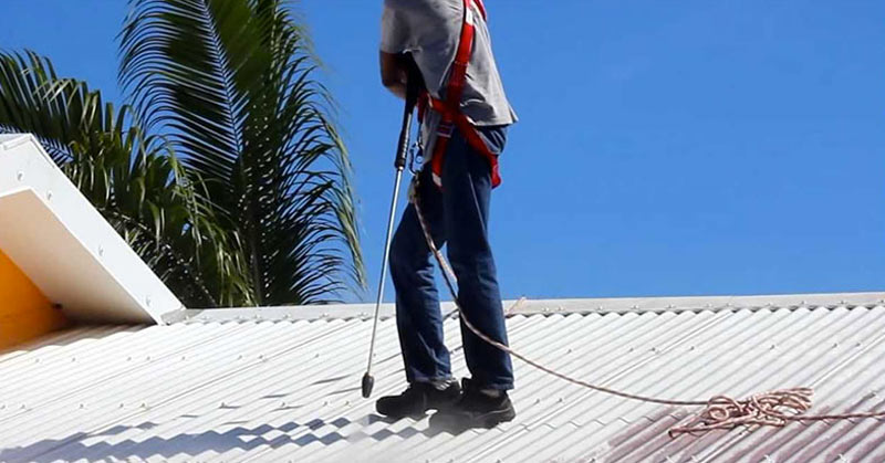 Étanchéité toiture - CMG RENOV 974 dans l'île de la réunion 974. Travaux de nettoyage toitureet application d’un anti-mousse curatif et préventif. Vérification de l’étanchéité de la toiture + resserrage des boulons + traitement de la rouille. Application d’une peinture hydrofuge et thermorégulateur pour toiturequi apporte une étanchéité et une réduction de température sous tôle de -17°